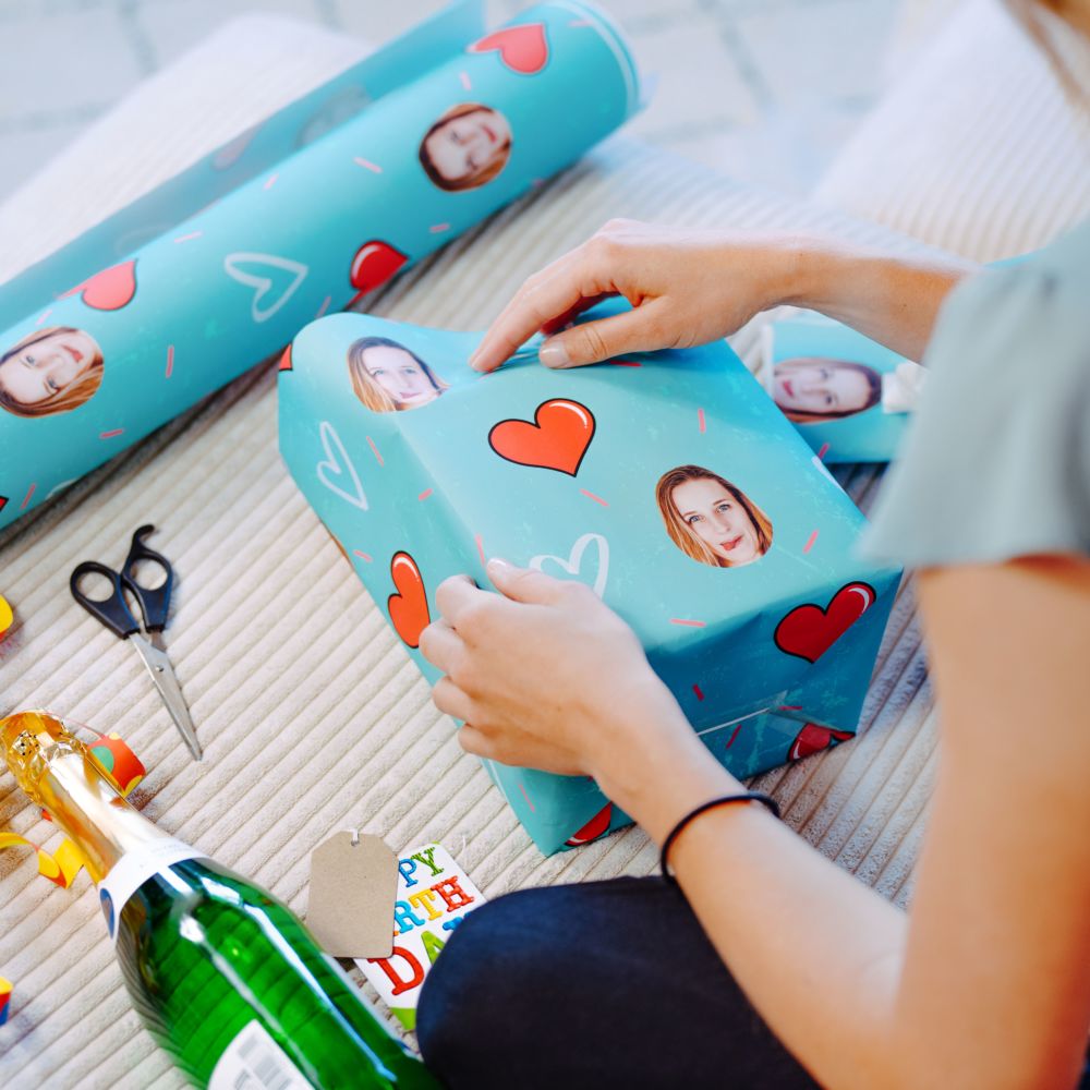 Personalisierbares Geschenkpapier mit Gesicht und Liebes-Designs