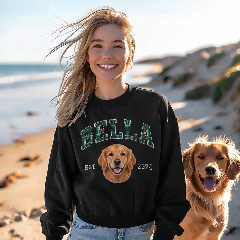 Haustier Pullover im Varsity College Design mit Foto, Name und Jahr personalisiert – Frau mit Golden Retriever am Strand, Name BELLA in Tartan grün