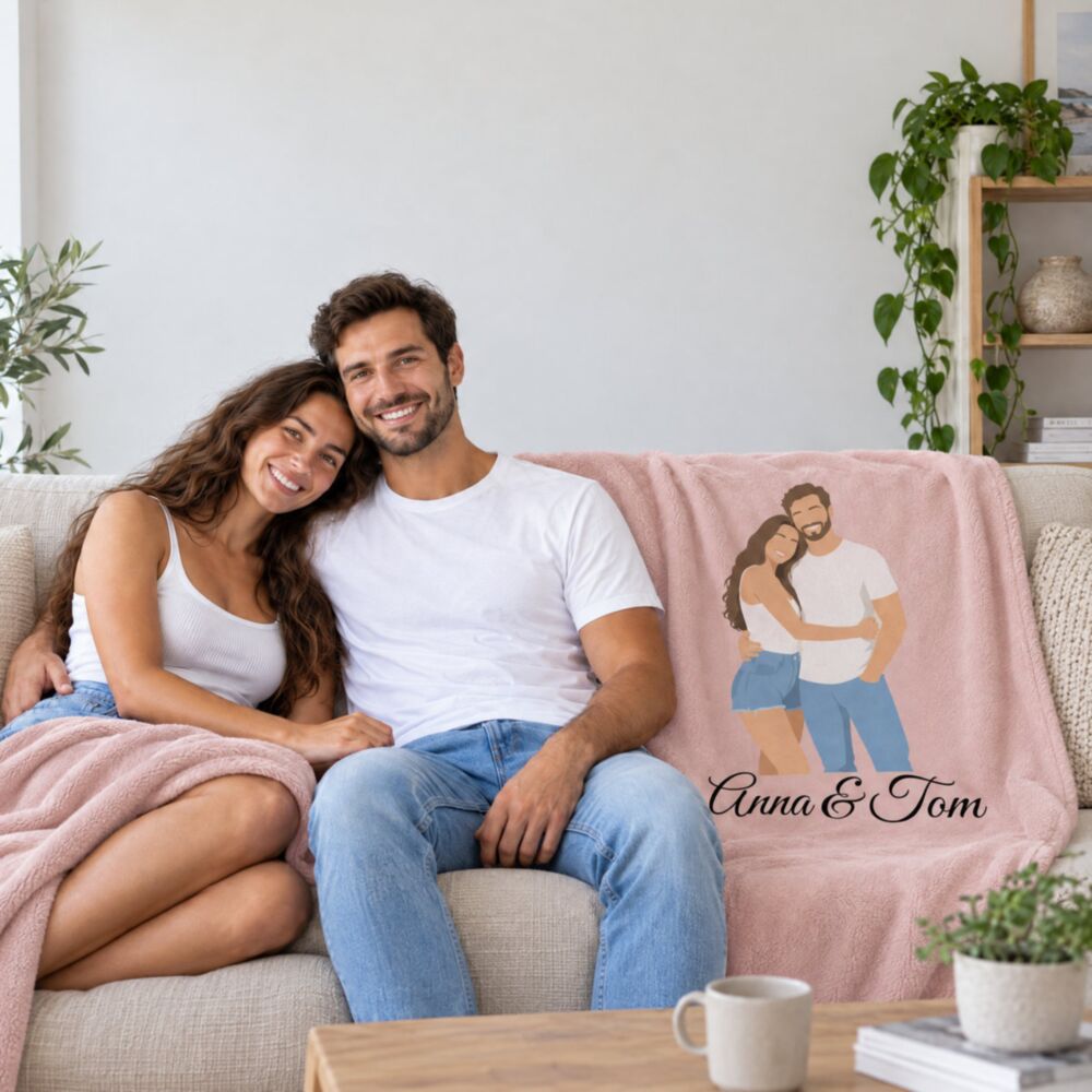 Personalisierbare Partnerdecke mit Illustration in Blush – Paar auf dem Sofa mit der Decke Anna & Tom