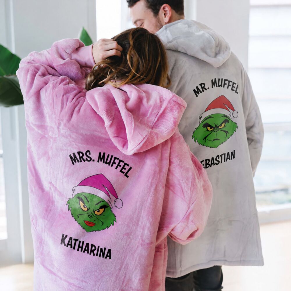 Personalisierbare Weihnachtsmuffel Hoodie Decke – Paar in Pink und Grau mit Namen