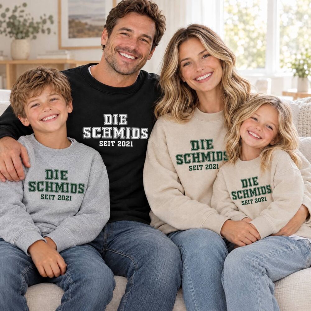 Familie im Partnerlook mit personalisierten Pullovern College-Style „Die Schmids seit 2021“