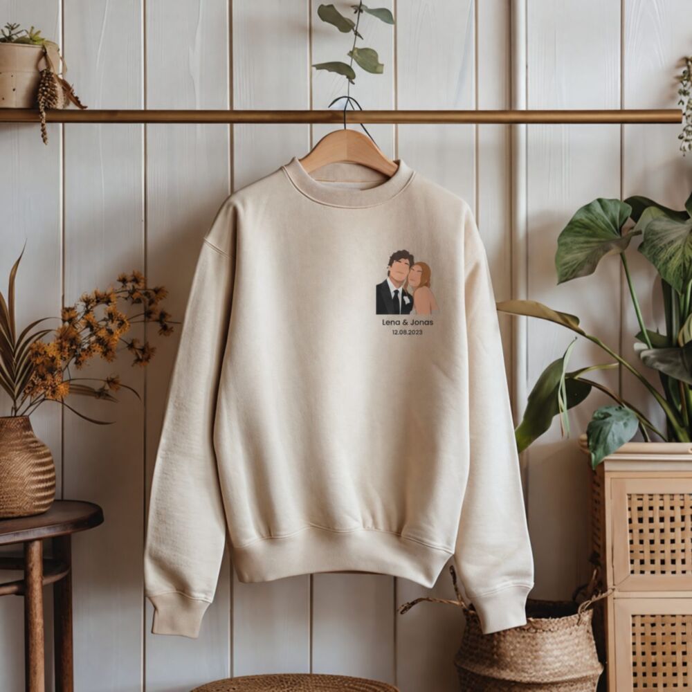 Personalisierbarer Pullover mit kleiner Illustration in Sand am Bügel – Paar-Illustration mit Namen und Datum auf der Brust