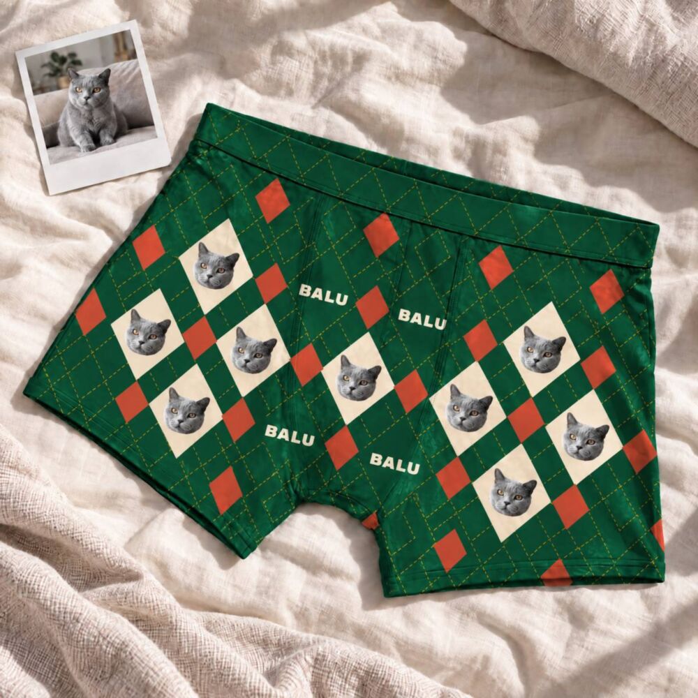 Personalisierte Boxershorts mit Haustierfoto im Argyle-Rautenmuster – mit Katzenfoto und Namen auf dem Bett neben dem Foto der Katze Personalisierte Boxershorts mit Haustierfoto im Argyle-Rautenmuster – mit Katzenfoto und Namen auf dem Bett neben dem Foto der Katze
