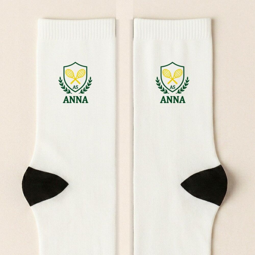 Personalisierte Tennissocken mit Emblem, Initialen & Name – Standarddesign AS / ANNA auf weißen Socken