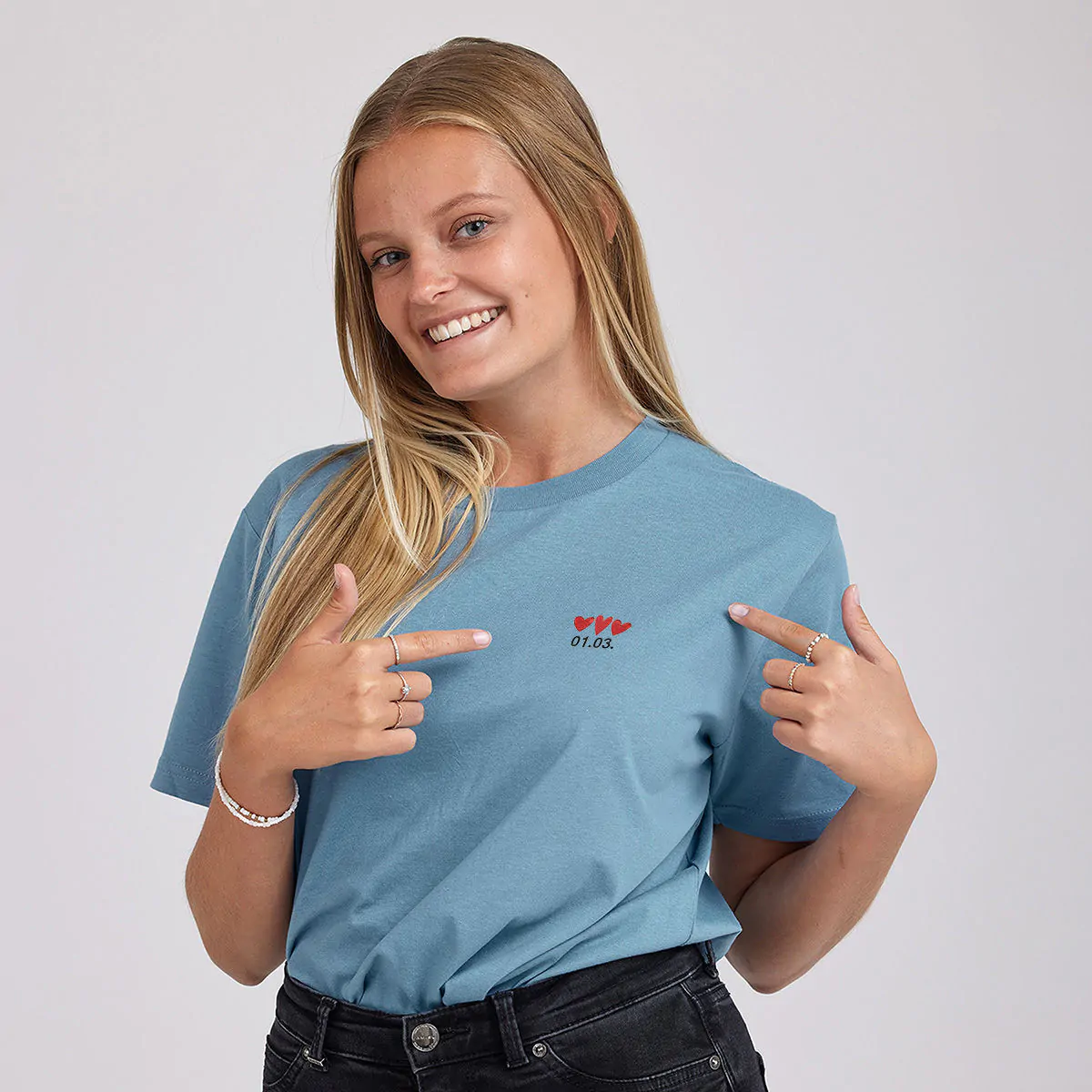Besticktes T-Shirt mit Text und Symbol