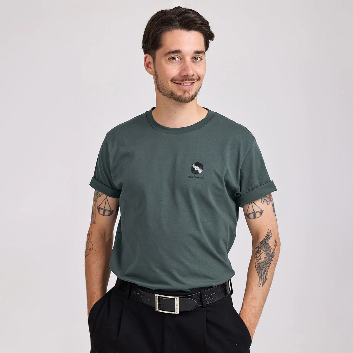 Besticktes T-Shirt mit Text und Symbol