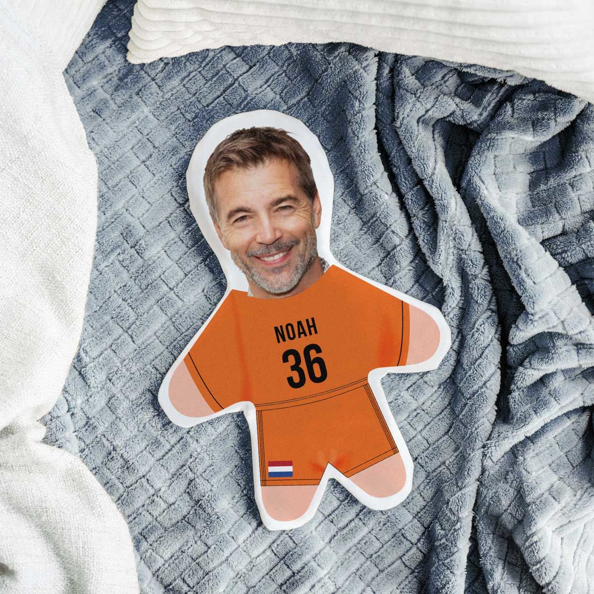 Mini Me mit Fußball-Trikot