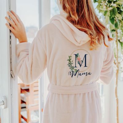 Personalisierbarer Bademantel mit Monogramm im Blumenmuster Personalisierbarer Bademantel mit Monogramm im Blumenmuster