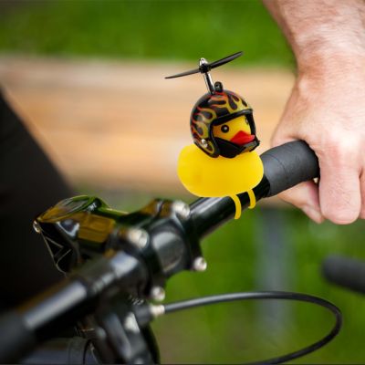 Fahrrad-Quietschentchen mit Helm Fahrrad-Quietschentchen mit Helm