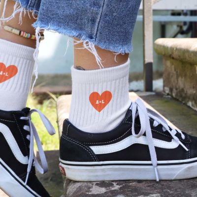 Personalisierbare Sneaker Socken mit Herz und Initialen