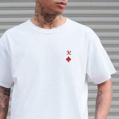 Besticktes T-Shirt mit Spielkarten-Symbolen und Buchstabe