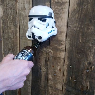 Stormtrooper Bieröffner an der Wand