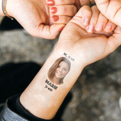 Personalisierbare Tattoos 4er Set mit Gesicht und Text Personalisierbare Tattoos 4er Set mit Gesicht und Text