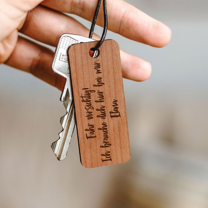 Personalisierter Schlüsselanhänger mit Gravur aus Holz