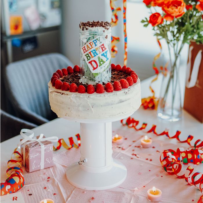 Kuchenständer mit Überraschungs-Geschenkbox main product photo