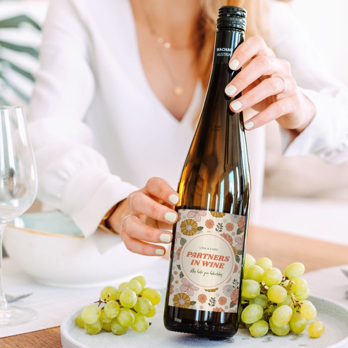 Personalisierbarer Weißwein mit Hintergrund und Text main product photo