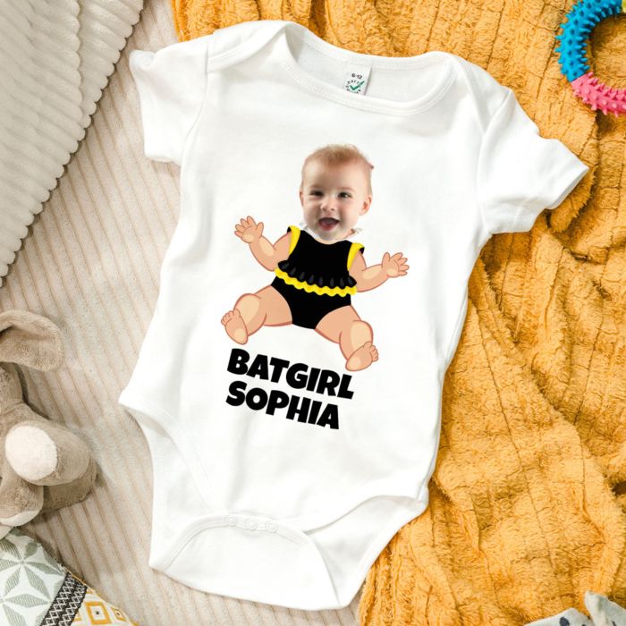 Personalisierbarer Baby Body mit Superheld/in