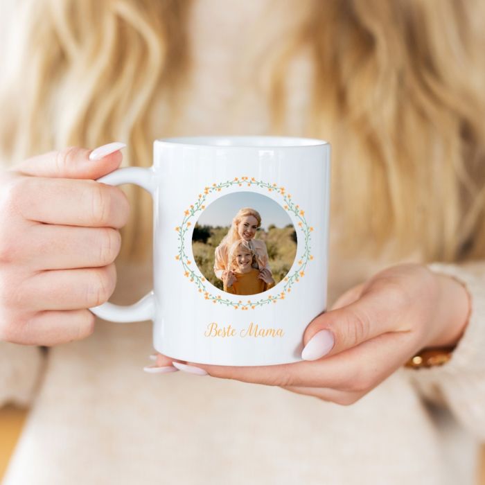 Personalisierbare Tasse Blumenkranz mit Foto und Text