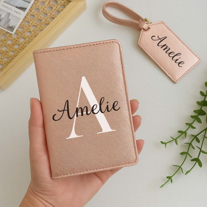 Personalisierbare Reisepasshülle und Koffertag mit Monogramm