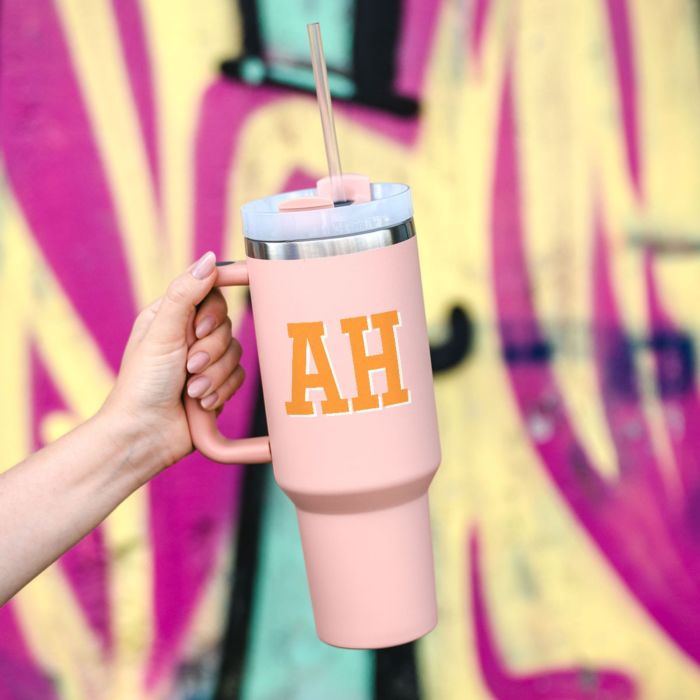 Personalisierbarer Trinkbecher mit Strohhalm und Monogramm