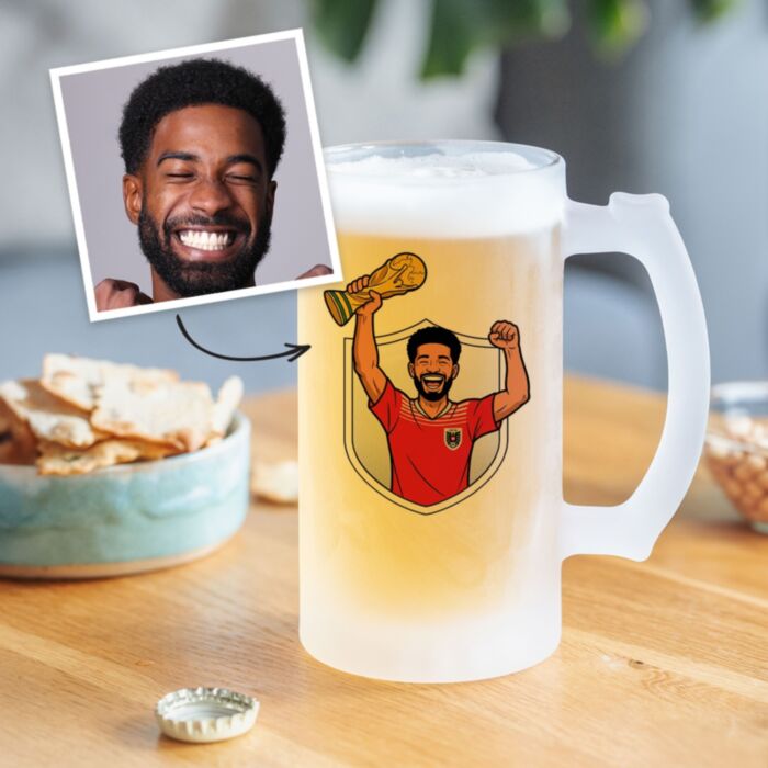 Personalisierter Bierkrug - WM Design mit Comic-Illustration