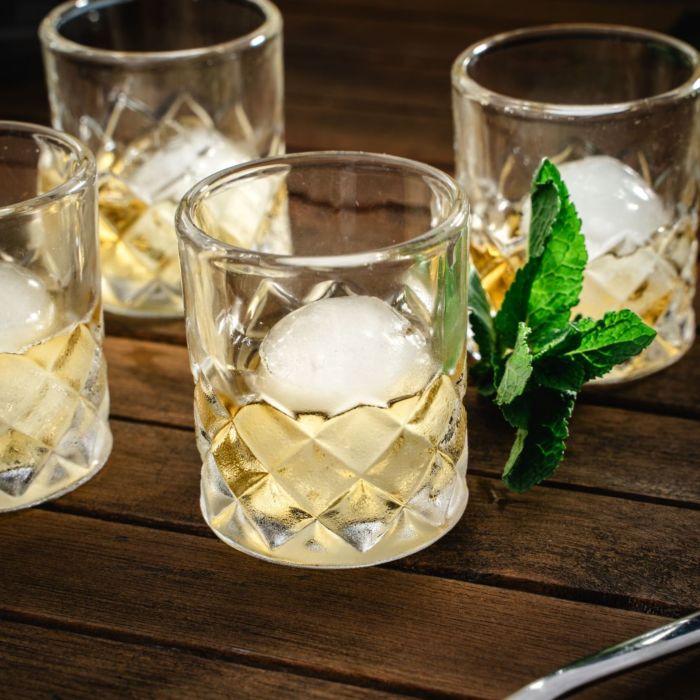 Shotgläser-Set mit Eiskugeln