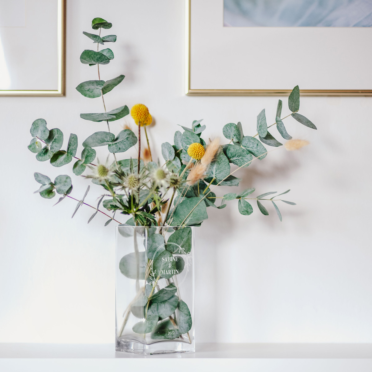 Personalisierbare Vase mit Text und Blumenmuster